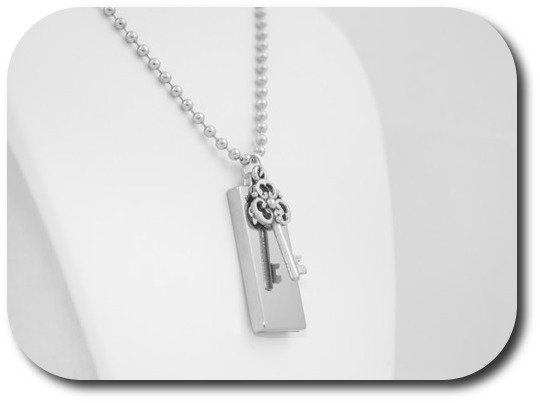 Collier clé USB sur un mannequin