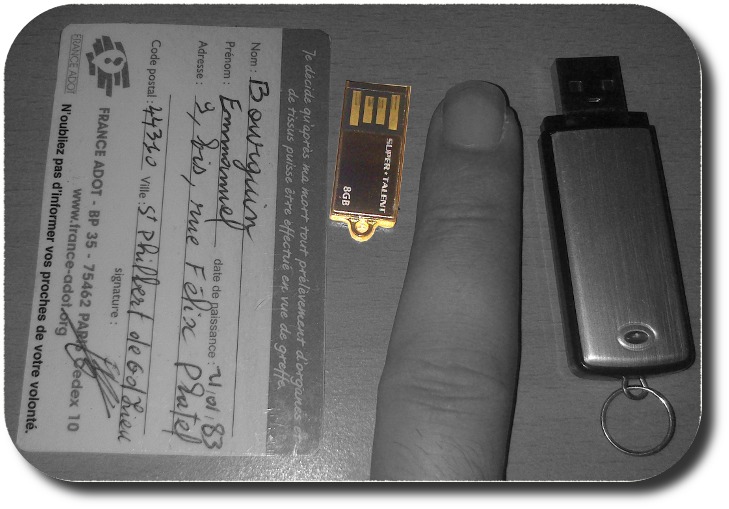 Comparaison en taille entre une clé USB, une carte et un doigt
